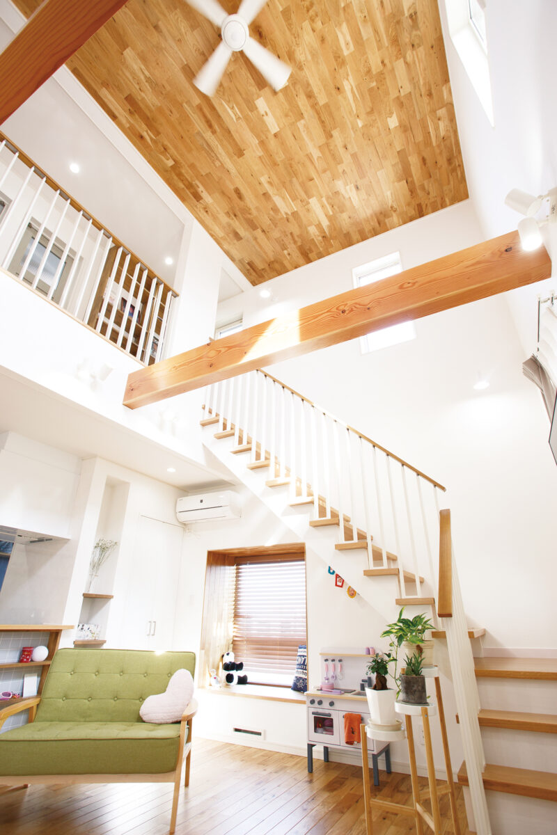 光注ぐ、吹抜けのある家